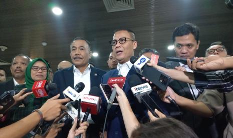 Ketua Fraksi PDIP MPR RI Ahmad Basarah mengumumkan Ahmad Muzani sebagai calon Ketua MPR RI periode 2024-2029 di Kompleks Parlemen, Senayan, Jakarta Pusat, Rabu (2/10/2024). 