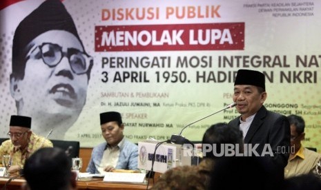 ketua Fraksi PKS di DPR Jazuli Juwaini (kanan) menyampaikan pidato sambutannya disaksikan Ketua Umum Dewan Dakwah Islamiyah Indonesia (DDII) Muhammad Siddiq (kiri) , Wakil ketua MPR Hidayat Nur Wahid (kedua kiri) dan Wartawan senior Republika Nasihin Masha (kanan) saat menghadiri diskusi publik bertajuk Menolak Lupa: Peringatan Mosi Integral M. Natsir Menghadirkan NKRI yang diselenggarakan Fraksi Partai Keadilan Sejahtera (PKS) di Ruang Pleno FPKS, Kompleks Parlemen, Jakarta, Senin (3/4).