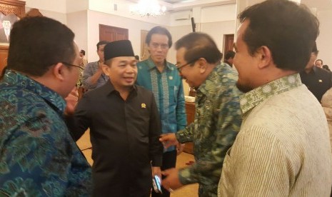 Ketua Fraksi PKS DPR Jazuli Juwaini (kiri) berbincang dengan Gubernur Jawa Timur Soekarwo