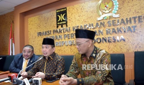  Ketua F-PKS DPR Jazuli Juwaini (tengah) bersama anggota F-PKS Abubakar Al-Habsyi (kiri), Sekretaris F-PKS Sukamta (kanan) di Kompleks Parlemen, Senayan, Jakarta, Senin (11/4).(Republika/Rakhmawaty La'lang)