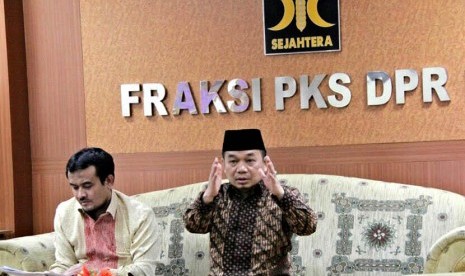 Ketua Fraksi PKS DPR RI Jazuli Juwaini (kanan).