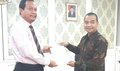 Ketua FUIIM Hardjito (kanan) saat menyerahkan surat pernyataan sikap ke KBRI Kuala Lumpur dan diterima diterima oleh Minister Counsellor Pensosbud dan Komber Pol Aby Nursetyanto Atase Polri, di Kuala Lumpur, Selasa (1/11)   