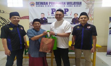 Ketua Garda Pemuda (GP) NasDem Jawa Barat Rian Firmansyah saat menggelar bakti sosial di Pondok Pesantren Al Kasyaf, Cinunuk, Cileunyi, Kabupaten Bandung. Pada kesempatan itu, organisasi sayap Partai NasDem ini menyantuni anak yatim di bawah asuhan ponpes tersebut.