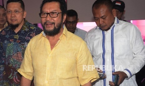 Ketua Generasi Muda Partai Golkar (GMPG) Ahmad Doli Kurnia (kiri) didampingi anggota bertemu dengan Koordinator Bidang Politik, Hukum dan Keamanan (Korbid Polukam) DPP Partai Golkar Yorrys Raweyai (tengah)