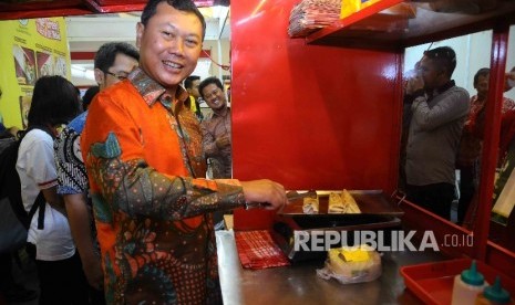 Ketua Gerakan Beli Indonesia Heppy Trenggono mencoba memasak kebab dalam pameran Gerakan Beli Indonesia di Gedung Smesco, Jakarta, Senin (3/10).