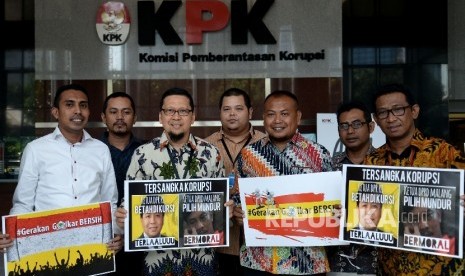 Ketua Gerakan Muda Partai Golkar (GMPG) Ahmad Doli Kurnia (ketiga Kiri) bersama anggota GMPG mengangkat poster seusai melakukan pertemuan di gedung KPK, Jakarta, Kamis (24/8).