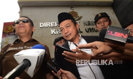  Ketua Gerakan Nasional Pengawal Fatwa (GNPF) MUI Bachtiar Nashir memberikan keterangan kepada awak media sebelum menjalani pemeriksaan sebagai saksi di Direkorat Kriminal Umum Polda Metro Jaya, Jakarta, Rabu (1/2). 