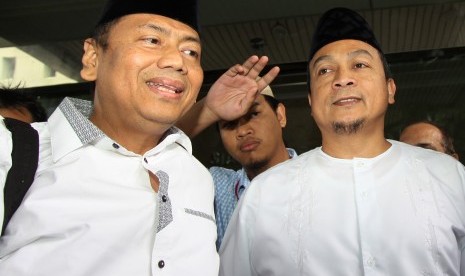 Ketua Gerakan Nasional Pengawal Fatwa (GNPF) MUI Bachtiar Nasir (kanan) dan pengacara GNPF MUI Kapitra Ampera (kiri) 