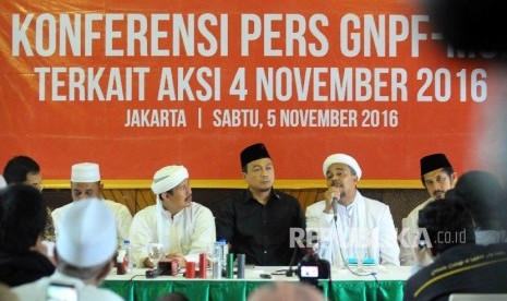 Ketua Gerakan Nasional Pengawal Fatwa Majelis Ulama Indonesia (GNPF-MUI) Bachtiar Nasir (tengah), Pembina GNPF-MUI Riziq Shibab (kedua kanan), Wakil Ketua GNPF-MUI Misbahul Anam (kedua kiri) memberikan keterangan pers terkait aksi 4 November di Jakarta, S