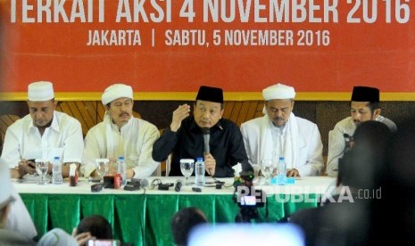 Ketua Gerakan Nasional Pengawal Fatwa Majelis Ulama Indonesia (GNPF-MUI) Bachtiar Nasir (tengah), Pembina GNPF-MUI Rizieq Shibab (kedua kanan), Wakil Ketua GNPF-MUI Misbahul Anam (kedua kiri) memberikan keterangan pers terkait aksi 4 November di Jakarta, Sabtu (5/11).