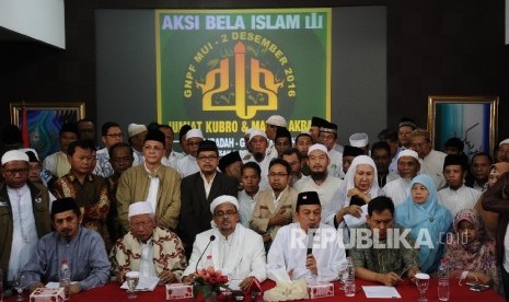  Ketua Gerakan Nasional Pengawal Fatwa Majelis Ulama Indonesia (GNPF MUI), Bachtiar Nasir (ketiga kanan) berbicara saat menggelar konferensi pers Aksi Bela Islam III di AQL Islamic Center, Jakarta, Jumat (18/11). 