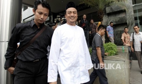 Ketua Gerakan Nasional Pengawal Fatwa Majelis Ulama Indonesia (GNPF MUI)Bachtiar Nasir berjalan untuk menunaikan ibadah Sholat Jumat di sela pemeriksaan oleh penyidik Bareskrim Polri di Jakarta, Jumat (10/2).