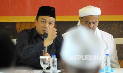 Ketua Gerakan Nasional Pengawal Fatwa Majelis Ulama Indonesia (GNPF-MUI) Bachtiar Nasir (kiri), Pembina GNPF-MUI Riziq Shibab memberikan keterangan pers terkait aksi 4 November di Jakarta, Sabtu (5/11).