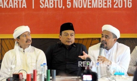 Ketua Gerakan Nasional Pengawal Fatwa Majelis Ulama Indonesia (GNPF-MUI) Bachtiar Nasir (tengah), Pembina GNPF-MUI Rizieq Shibab (kanan), Wakil Ketua GNPF-MUI Misbahul Anam (kiri) memberikan keterangan pers terkait aksi 4 November di Jakarta, Sabtu (5/11).