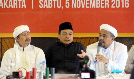 Ketua Gerakan Nasional Pengawal Fatwa Majelis Ulama Indonesia (GNPF-MUI), Bachtiar Nasir (tengah), Pembina GNPF-MUI, Riziq Shibab (kanan), dan Wakil Ketua GNPF-MUI, Misbahul Anam (kiri).