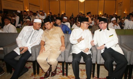 Ketua Gerakan Nasional Pengawal Fatwa Ulama (GNPF-U) Yusuf Martak (kiri) bersama Ketua Umum Parta Gerindra Prabowo Subianto (kedua kiri), Ketua Umum Partai Amanat Nasional Zulkifli Hasan (kedua kanan), dan Ketua Majelis Syuro PKS Salim Segaf Al Jufri (kanan) berbincang saat menghadiri acara Ijtima Ulama dan Tokoh Nasional di Jakarta, Jumat (27/7).