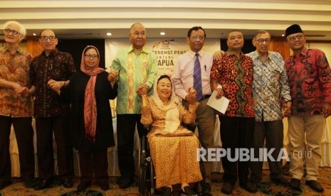 Ketua Gerakan Suluh Kebangsaan Mahfud MD (keempat kanan) bersama para tokoh bangsa Frans Magnis Suseno (kiri), Alwi Shihab (kedua kiri), Alissa Wahid (ketiga kiri), Simon Morin (keempat kiri), Sinta Nuriyah Wahid (tengah), Beny Susetyo (ketiga kanan), Quraish Shihab (kedua kanan) dan Acmad Suaedy (kanan) berfoto bersama usai menyampaikan pernyataan terkait kerusuhan di Papua di Jakarta, Jumat (23/8/2019).