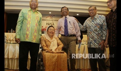 Ketua Gerakan Suluh Kebangsaan Mahfud MD (tengah) bersama para tokoh bangsa Alwi Shihab (kanan), Simon Morin (kiri), Sinta Nuriyah Wahid (kedua kiri), Quraish Shihab (kedua kanan) berfoto bersama usai menyampaikan pernyataan terkait kerusuhan di Papua di Jakarta, Jumat (23/8/2019). 