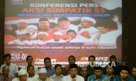 Chairman of National Movement to Safeguard Indonesian Council of Ulama (MUI)'s fatwa, cleric Bachtiar Nasir (with microphone) held a press conference of 55 rally at AQL Center, Jakarta, Tuesday (May 2).