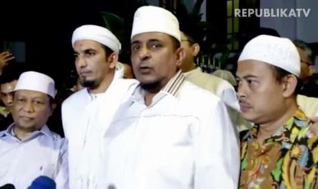 Ketua GNPF Ulama, Yusuf Martak (kedua kanan)