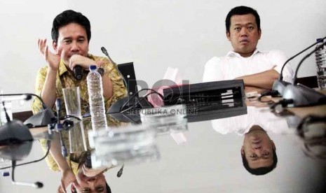 Ketua GP Ansor Nusron Wahid (kanan), dan Deputi Gubernur Senior (DGS) Bank Indonesia (BI) Mirza Adityaswara saat diskusi publik di Jakarta, Jumat (19/9). (Republika/ Yasin Habibi)