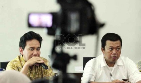 Ketua GP Ansor Nusron Wahid (kanan), dan Deputi Gubernur Senior (DGS) Bank Indonesia (BI) Mirza Adityaswara saat diskusi publik di Jakarta, Jumat (19/9). (Republika/ Yasin Habibi)