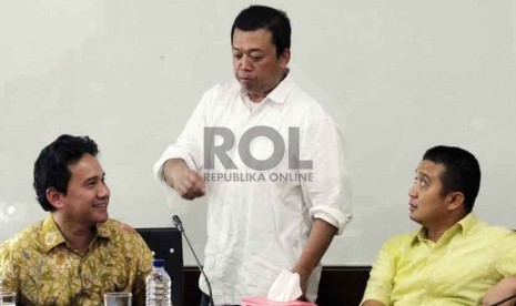 Ketua GP Ansor Nusron Wahid (kanan), dan Deputi Gubernur Senior (DGS) Bank Indonesia (BI) Mirza Adityaswara saat diskusi publik di Jakarta, Jumat (19/9). (Republika/ Yasin Habibi)