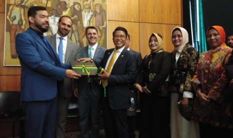 Ketua Group Kerja Sama Bilateral DPR RI - Parlemen Federal Brazil Mukhamad Misbakhun dengan Eduardo Bolsonaro Ketua Hubungan Internasional Parlemen Federal Brazil. 