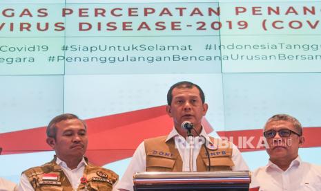 Ketua Gugus Tugas Percepatan Penanganan COVID-19 Doni Monardo (tengah)