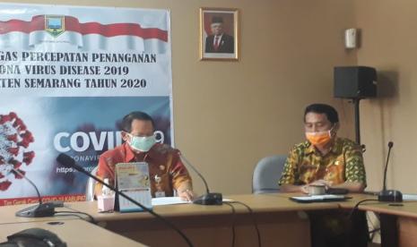 Ketua Gugus Tugas Percepatan Penanganan Covid-19 Kabupaten Semarang, dr H Mundjirin ES SpOG (kiri) bersama Sekretaris Daerah (Sekda) Kabupaten Semarang, saat menggelar konferensi pers penanganan pandemi Covid-19, di ruang rapat Sekda Kabupaten Semarang, Kamis (2/4).