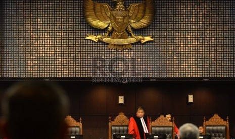  Ketua Hakim Konstitusi Arief Hidayat saat memasuki ruang sidang sebelum pembacaan putusan di Mahkamah Konstitusi, Jakarta, Selasa (29/9).