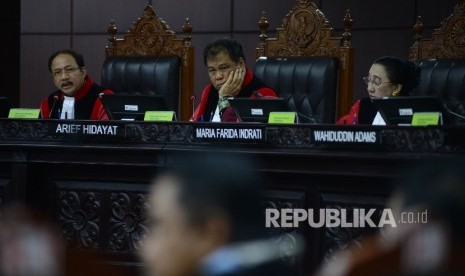 Ketua Hakim Mahkamah Konstitusi (MK) Arief Hidayat (tengah)