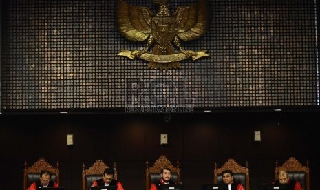  Ketua Hakim Mahkamah Kostitusi, Anwar Usman (tengah) memimpin sidang dengan agenda mendengarkan keterangan ahli di Ruangt Sidang Mahkamah Konstitusi, Jakarta, Rabu (7/10). 