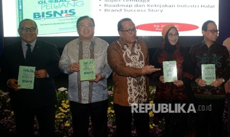 Ketua Halal Lifestyle Center Sapta Nirwandar (tengah) bersama Ketua Dewan Pakar Masyarakat Ekonomi Syariah (MES) Sugiharto (kiri), Menteri PPN/Kepala Bappenas Bmbang Brodjonegoro (kedua kiri) dan para tamu undangan berbincang disela pembukan The 2nd Indonesia Internasional Halal Lifestyle Expo & Conference (INHALEC) di Balai Kartini, Jakarta, Kamis (19/10).