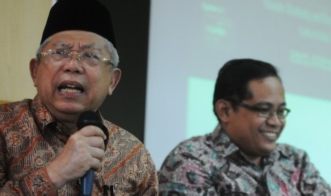 Ketua Harian Dewan Syariah Nasional Majelis Ulama Indonesia (MUI) KH Ma'ruf Amin (tengah) memberikan paparan dalam Dialog Keuangan Syariah di Islamic Banking and Finance Institute, Jakarta, Kamis (19/9). Bersama Direktur Industri Keuangan Non Bank (IKNB) O