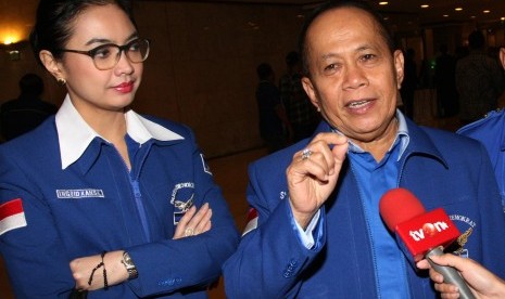 Ketua Harian DPP Partai Demokrat, Syarief Hasan (tengah) didampingi Ingrid Kansil (kiri). 