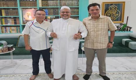 Ketua Harian DPP Partai Gerindra Sufmi Dasco Ahmad dan Wakil Ketua Umum Habiburokhman bertemu eks pendiri FPI Habib Rizieq Shihab (HRS) di Petamburan, Jakarta Pusat pada Sabtu (3/8/2024).