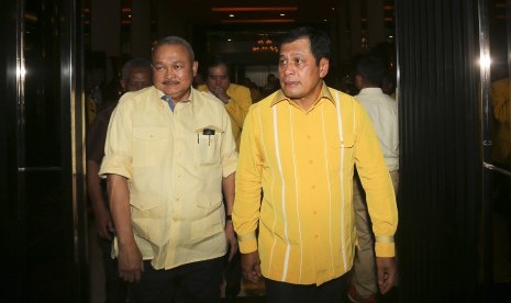 Ketua Harian DPP Partai Golkar Nurdin Halid (kanan) 