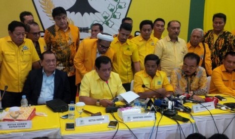 Ketua Harian DPP Partai Golkar Nurdin Halid membacakan salah satu keputusan Rapat Pleno yakni menunjuk Idrus Marham sebagai Plt Ketum hingga proses praperadilan Setya Novanto selesai, Selasa (21/11)