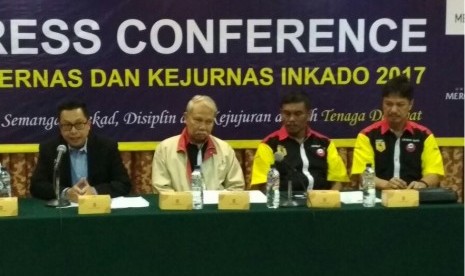 Ketua Harian Inkado, Rasio Ridho Sani (kiri), Ketua Dewan Guru Inkado Kancho G.A. Pesik (kedua kiri) dan Yusran (kanan) dalamkonferensi pers, Senin (11/12)