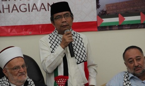 Ketua Harian KNRP Caca Cahayaningrat (tengah) saat bersama mendampingi Imam Masjid Al-Aqsha Syaikh Ikrimah Sabri (kiri) dan Ulama Palestina Abu Ubadah (kanan) di Kantor KNRP, Ragunan, Jakarta Selatan.