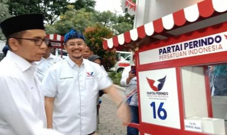 Ketua Harian Nasional DPP Partai Perindo Dr TGB H Muhammad Zainul Majdi hadir dalam acara Pembagian Gerobak Perindo dan Modal Usaha di Kantor DPW Partai Perindo Jabar, Jalan Cipaganti Nomor 75, Kota Bandung, Rabu (18/1/2023). TGB Zainul Majdi menilai UMKM jadi bantalan saat krisis sehingga harus dibantu.