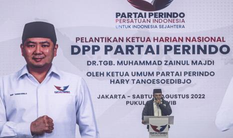 Ketua Harian Nasional DPP Partai Perindo Tuan Guru Bajang (TGB) Muhammad Zainul Majdi (keempat kanan) berbicara dalam pelantikannya sebagai Ketua Harian Nasional DPP Partai Perindo di Jakarta, Sabtu (6/8/2022). Mantan Gubernur Nusa Tenggara Barat (NTB) tersebut resmi menjabat sebagai Ketua Harian Nasional DPP Partai Perindo.