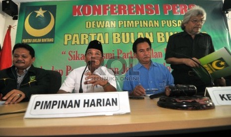 Ketua Harian Partai Bulan Bintang Jamaluddin Karim (kedua dari kiri).