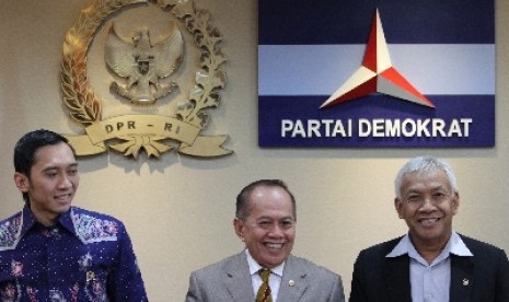 Ketua Harian Partai Demokrat Syarief Hasan, didampingi Ketua Fraksi PD Edhie Baskoro Yudhoyono, dan Penasihat Fraksi Agus Hermanto (kanan).