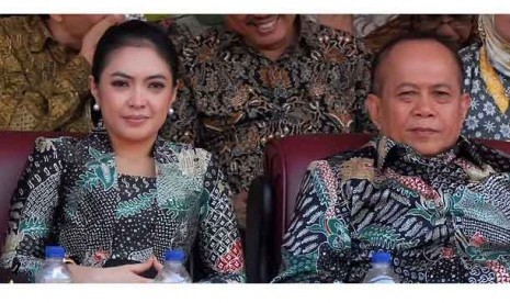  Ketua Harian Partai Demokrat Syarif Hasan (kanan) didampingi istri Ingrid Kansil (kiri).