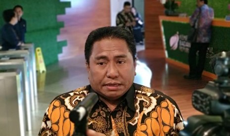 Ketua Harian Serikat Karyawan Garuda Indonesia (Sekarga) Tomy Tampatty memberikan penjelasan mengenai rencana pertemuan dengan Menteri Badan Usaha Milik Negara (BUMN) Rini Soemarno di Kementerian BUMN, Kamis (5/7).