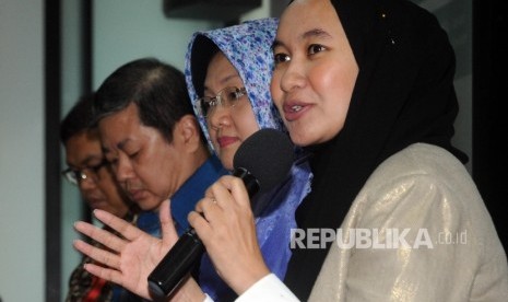 Ketua Hijabers Community Syifa Fauzia (kanan) bersama Wakil Direktur LPPOM MUI Sumunar Jati, Ketua Umum GAPMMI (Gabungan Pengusaha Makanan dan Minuman Seluruh Indonesia Adhi S Lukman, Vice President Technical and Scientific Affairs PERKOSMI (Persatuan Peru