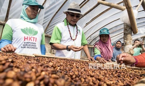 Ketua Himpunan Kerukunan Petani Indonesia (HKTI) yang juga sebagai Kepala Staf Kepresidenan Moeldoko (kedua kiri) berbincang dengan sejumlah petani kopi Puntang saat meninjau perkebunan kopi Gunung Puntang, Desa Campaka Mulya, Kecamatan Cimaung, Kabupaten Bandung, Jawa Barat, Selasa (29/5).