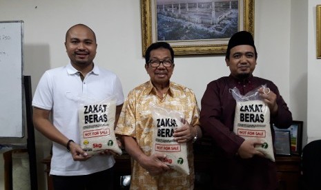 Ketua HIPMI DKI Jakarta Afifuddin Suhaeli Kalla (kiri) menyerahkan zakat beras secara simbolik kepada Ketua Dewan Pengurus Masjid Agung Sunda Kelapa (MASK) H M Aksa Mahmud (tengah).